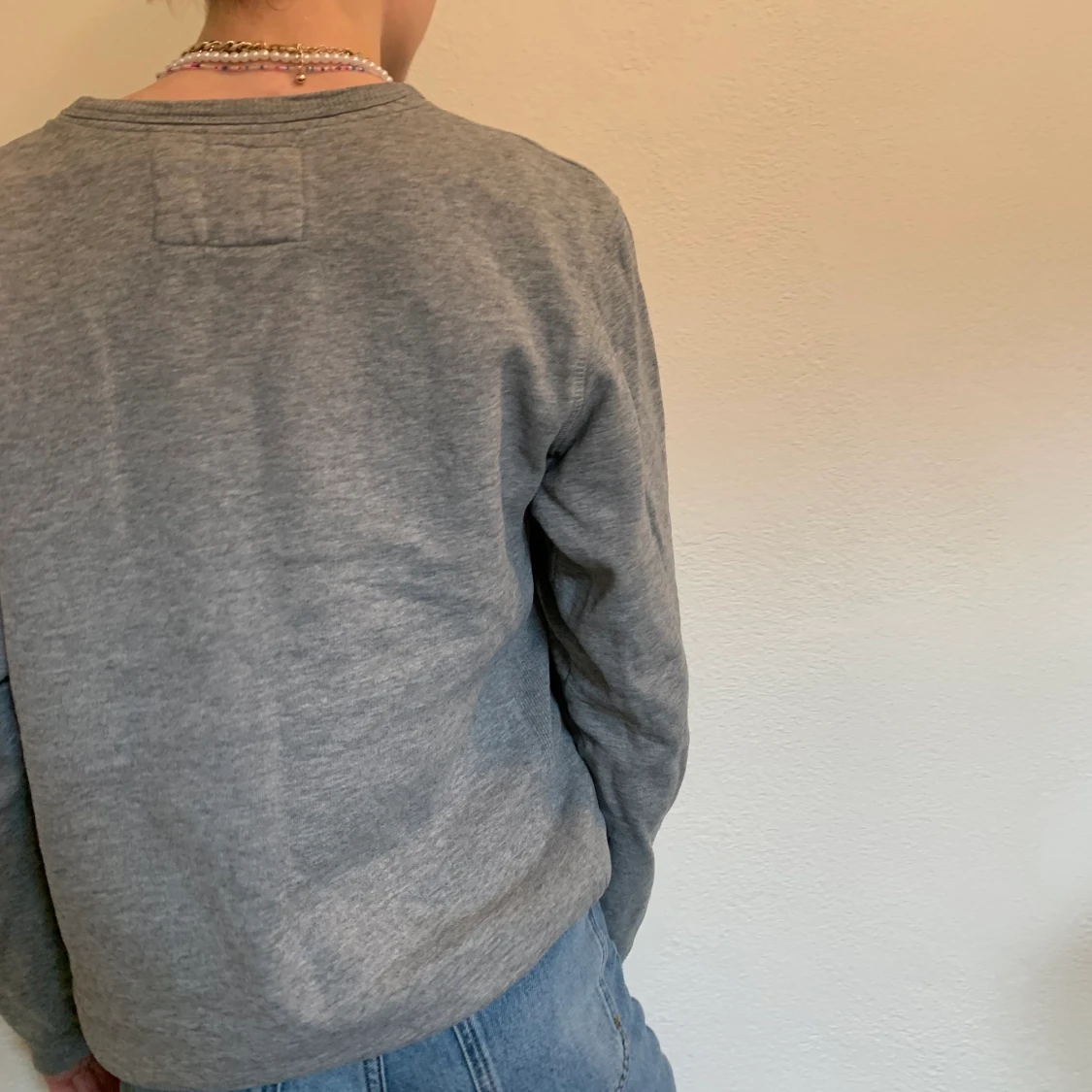 Grå tjocktröja med tryck - 91