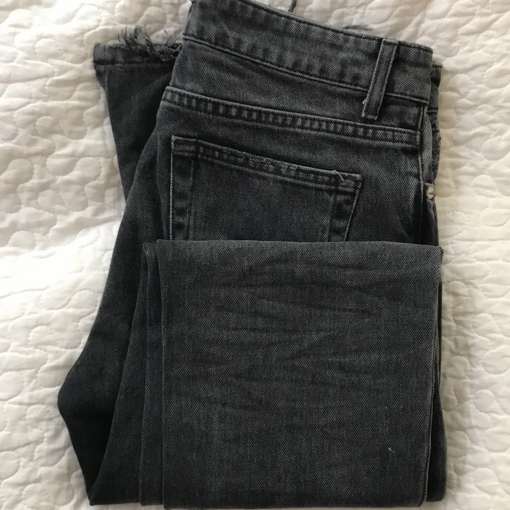 Skitcoola gråa/svarta jeans med slits från Zara. I gott skick! (Bild 2 tagen!) . Jeans & Byxor.