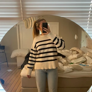 randig stickad zara - Kollar intresset på denna stickade randiga tröja från zara!! Verkligen så fin men får inte användning av den!💓💓 köp direkt för 300kr+ frakt