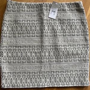 Tight kjol, strl. L - Tight kjol i strl. L från Cubus. Har lite guldglittrig tråd i sig, så fin men inte riktigt min modell. Aldrig använd, lappen kvar. 