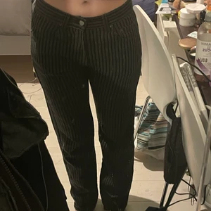 Lågmidjade kostymbyxor  - Jättesnygga låg/midwaistade byxor. Byxorna är straight fit och stretchiga.