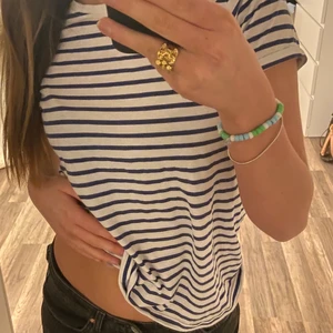 Randig T-shirt  - Säljer denna super fina T-shirt i stl. Xs/S💞