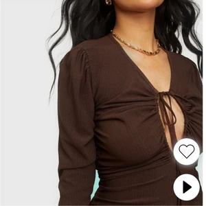 Brun klänning - Stretchig med justerbara band vid brösten, går att knytas efter önskad v-ringning. Den har ett litet litet hål nedanför öppningen, inte synbart. Storlek L men passar även mindre utifrån önskad passform.  Frakt tillkommer✨