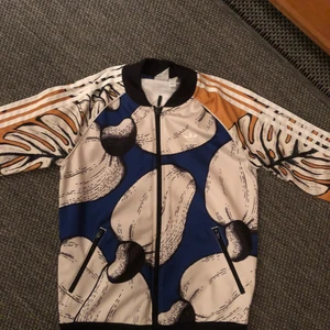 Adidas kofta  - Supercool kofta som behöver nytt hem då den inte kommit till användning 