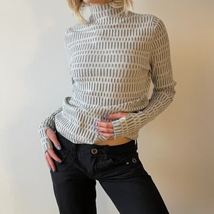Turtleneck - Denna turtlenecktröja i perfekt grå färg är det ultimata vinterplagget! Jättefina detaljer med hål för tummarna. 