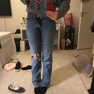 Säljer dessa fina Zara jeans då de är för små, har klippt ett eget hål💕jag är 167 