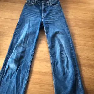 Ett par mörkblå jeans från monki i modellen yoko. Storlek 24😊