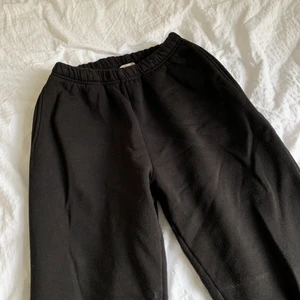 Svart sweatpants - Snygga basic sweatpants från Gina tricot i svart. Säljer på grund av att det är lite för stora:)