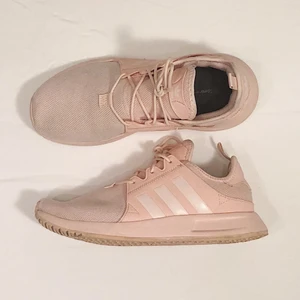 ADIDAS nya skor 39 nypris 1200kr - Snygga ljusrosa adidas tygskor/träningsskor från Adidas, använda endast 2-3 gånger så i nyskick.  Märke: Adidas Färg: ljusrosa/vit Storlek: 39 Skick: Nyskick/Bra Inköpspris: ca 1200kr Mitt pris: 380kr  Kolla in mina andra annonser, säljer bl.a Levis, Champion, Victorias Secret, Tommy Hilfiger, Calvin Klein, Adidas, Nike, Puma, Aimn, Gymshark, Brandy Melville, Zara, Hollister, NAKD, Topshop, Fjällräven, Weekday, Monki, Triangl.