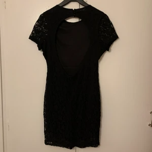 Spetsklänning från Nelly, storlek 38 - Superfin spetsklänning från Nelly Trend. Sitter figurnära och tight. Stretchigt tyg och väldigt skön. Knappt använd. 