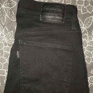 Svarta Levis jeans  - Säljer mina levis jeans då dem tyvärr är lite för stora för mig. Storlek 25 men passar någon med XS eller S💜