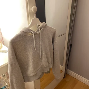 Magtröja - Kort tjocktröja med huva. Från NA-KD, storlek M. Använd ett fåtal gånger. 