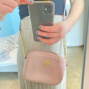 Michael Kors crossbody bag  - Ljusrosa crossbody bag från Michael kors köpt i USA. Jättefint skick och superfin pastellfärg till våren! 🌸🌸❣️