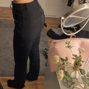 Kostymbyxor från Bikbok  - Perfekta kostymbyxor från Bikbok i storlek 38, töjs ut lätt men faller tillbaka i tvätten. Riktigt snygga!