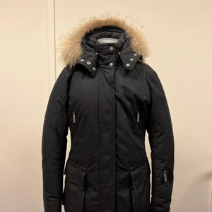 J.Lindeberg jacka/ parkas med päls - En J.Lindeberg jacka/parkas med pälskrage, Svart