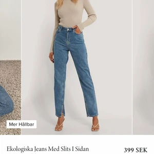 Jeans - Raka jeans med slit från NAKD. De är som ni ser på bilden egologiska och jag köpte dom för 400kr. Jättefin färg och sitter superfint men har nu växt ur dom. Har 36/38 på byxor nu men dessa satt bra när ja hade 36 ❤️ Säljer för 170 inklusive frakt❤️
