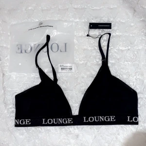Lounge Bamboo triangel BH - Säljer en triangel bh från lounge underwear, helt oanvänd då det är fel storlek för mig. Material av bomull och reglerbara axelband. Köpare står för frakten❤️ nypris är 500 kr för ett set med trosor och bh, den är alltså värd runt 300 då trosorna kostar 200 kr separat!