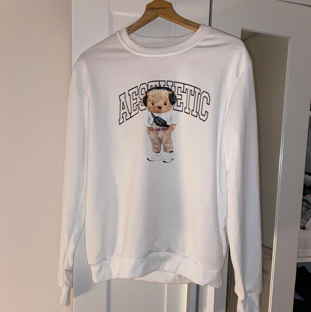 Helt ny oanvänd sweatshirt med Björn på från shein. Storlek S men är stor i storleken så mer än M. Nypris 300 säljer för 200 då den är helt ny. Kan frakta eller mötas upp i Uppsala :). Tröjor & Koftor.