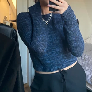 Stickad - Blåmelerat stickad, croppad men väldigt lång i ärmarna. Blir inte noppig