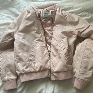 lexington bomber - nypris runt 3000, säljer för 400 inkl frakt. lite nopprig men inte så det stör