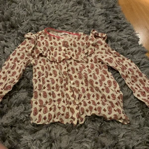 An jättefin blus - En super fin blus i storlek 10 år är jätte bra skick älskar den men är tyvärr för liten