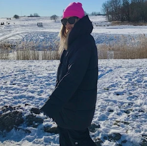 Svart vinter dunjacka - En jätteskön varm dunjacka. I svart/grå färg . Så varm och känns som man går runt med ett täcke. Aldrig frusit i denna. Perfekt i svensk vinter eller skidort och så snygg . Bra nedsatt pris och fint skick, nypris:800kr