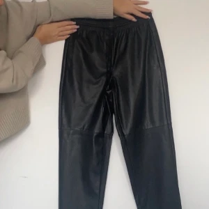 Skinnbyxor  - helt nya!!! aldrig använda, lappen kvar. försent att lämna tillbaka 