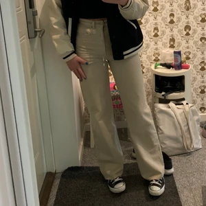 beigea jeans - säljer dessa superfina beiga jeans från stradivarius eftersom dom inte kommer till användning, endast använda fåtal gånger! ❤️