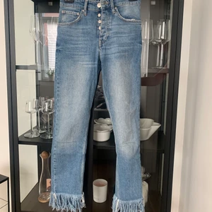Jeans - Coola jeans som tyvärr blivit för små för mig! Är 36 men skulle mer säga att det är 34🥰