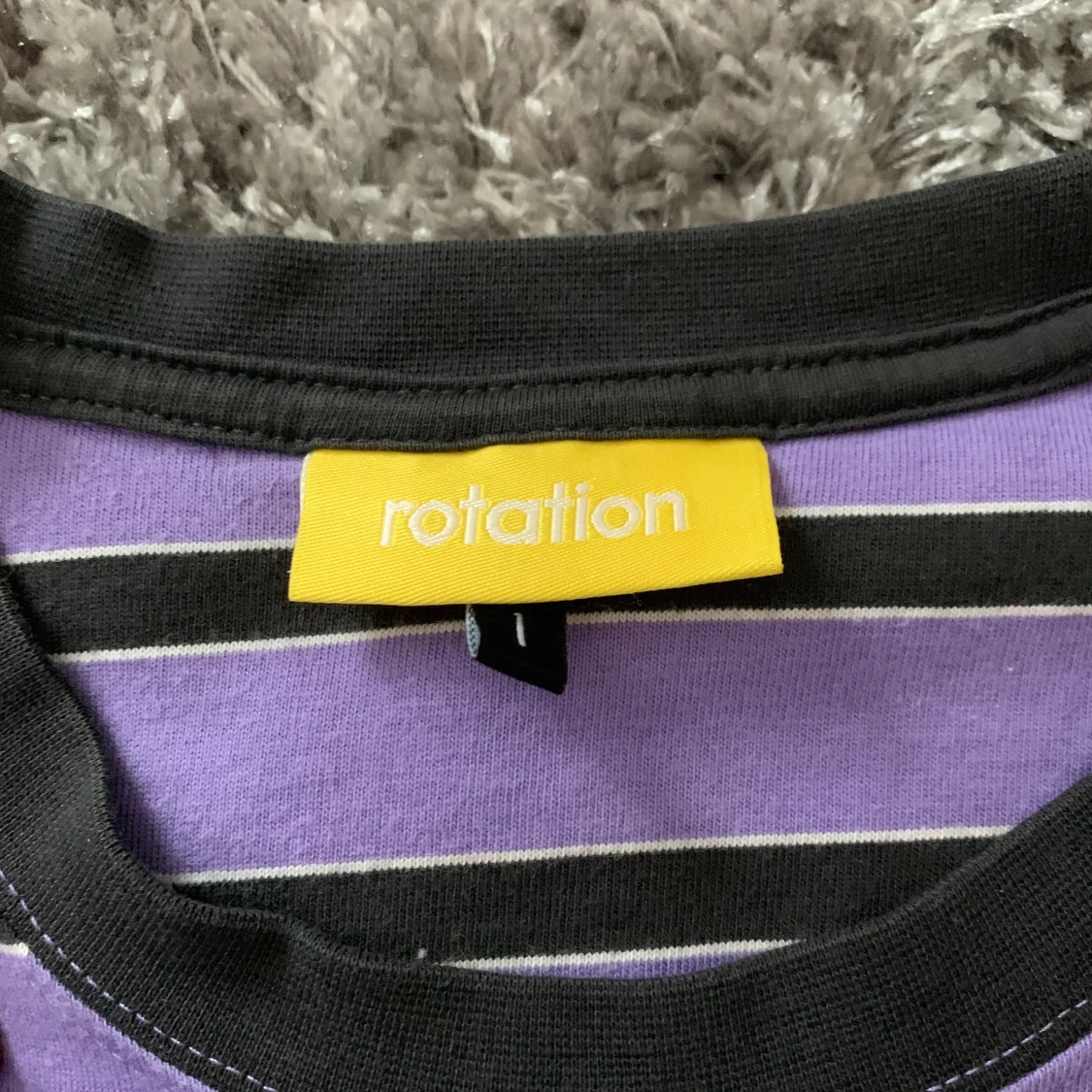 Lila o svart tröja - 90