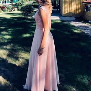 LJUSROSA BALKLÄNNING - Världens sötaste balklänning från JJ’s house. Använd en gång 2018! Storlek S och passar mig som är 173cm och vanligtvis har XS/S i toppar samt 70C/D🌸 (passar fler kupor såklart). Nypris ligger på ca 1800kr, säljer för 449kr + frakt💖