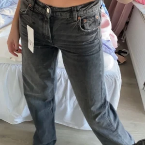 Midrise jeans zara - Jättesnygga grå midrise jeans från Zara🖤 Köp direkt för 300