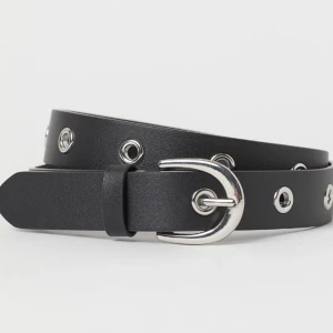 Bälte - Säljer det här fina bältet från H&M med öljetter. Inga märken då det knappt är använt. Lånad bild!!!!