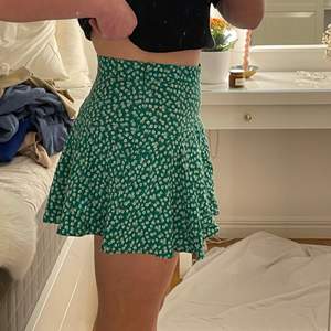 Så fin grön tennis kjol från hollister. Dessa har inbyggda skjorts så den är säker att bära även på en blåsig sommar dag. Skulle säga att den passar M men skulle funka även till S och L. Har vanliga fall s-m denna sitter lite löst på mig🥰
