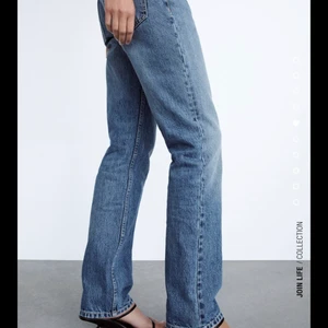 Zara jeans - Säljer nu mina slut sålda jeans från zara modellen heter mid rise och är i storleken 34 men dem har tyvärr blivit försmå o kommer ej till användning längre. Använda ett fåtal gånger hör av er vid intresse och fler bilder💗💓 (Priset kan diskuteras)