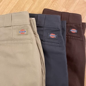 Dickies byxor  - Säljer dessa 3 helt oanvända dickies byxor. Högmidjade. Alla är i storlek 30x32. Säljer för 300 kr styck + frakt. 