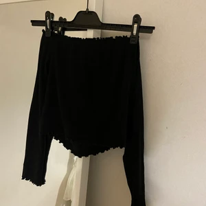 Storlek L - Båda topparna är of shoulder och i storlek L men jag själv är en person som har xs och S och använt dom här så skulle inte säga att de är L utan mer att dom sitter löst istället och inte tight, säljer båda för 120 tsm 