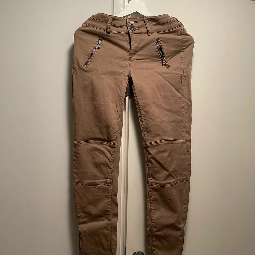 Khaki jeans med fina detaljer/ dragkedja på ankeln. Jeans & Byxor.