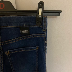 XS - Dr denim jeans väldigt snygga på och jätte bekväma, lite slittningar men inget som syns tydligt särskilt inte när dom är på, Jensen är i XS, för Föer bilder är de bara att skriva ett meddelande 