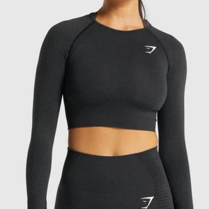 Gymshark - Säljer denna tröja i både svart och rosa, skickar självklart egna bilder vid intresse🌟 strl xs, superfint skick säljes pga att jag växt ur dem.