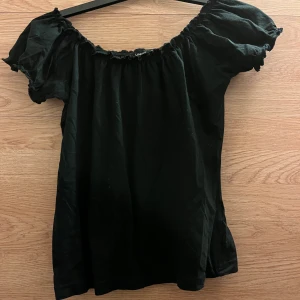 Off shoulder topp - Gullig off shoulder topp med små volanger! Resårband längst uppe så sitter bra! Storlek 38/40. Hör av er vid frågor eller fler bilder🥰
