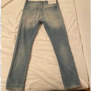 Calvin Klein jeans - Coola jeans i regular fit! Lite kortare längd