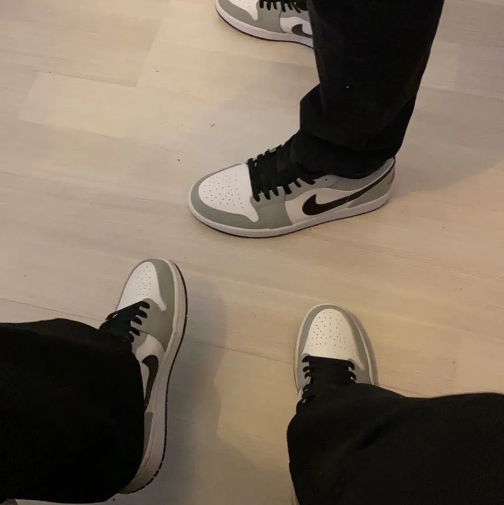 Tänkte sälja mina jordans köpta på restocks för 3000, de är varsamt använda i bra skick, skriv privat om ni vill ha mer bilder, börjar vid 950kr buda privat!❤️‍🩹. Skor.