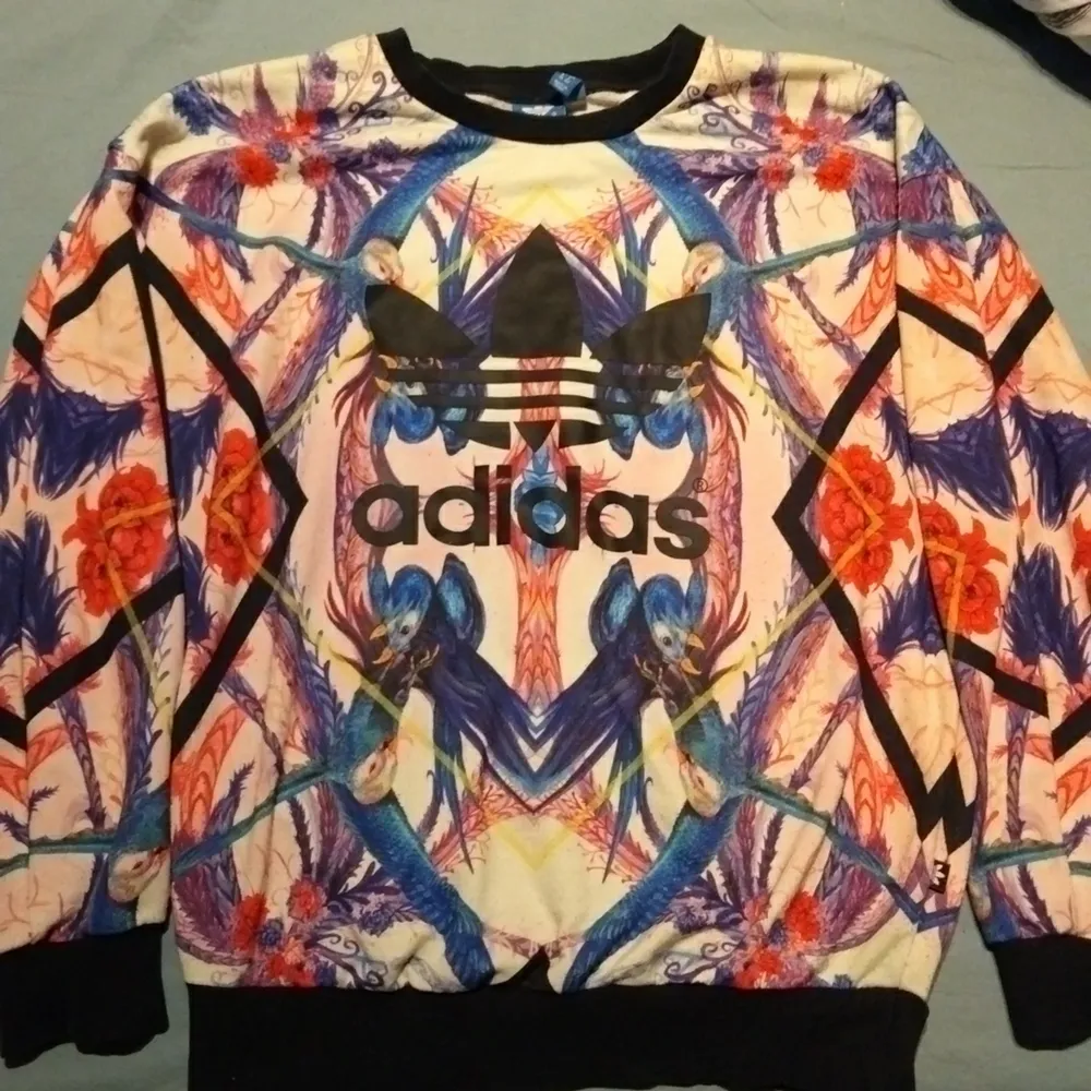 Fin Adidas originals tröja som inte finns kvar att köpa sen många år tillbaka. Tröjan är i använt skick men bra skick ändå. Frakt tillkommer efter önskemål. . Hoodies.