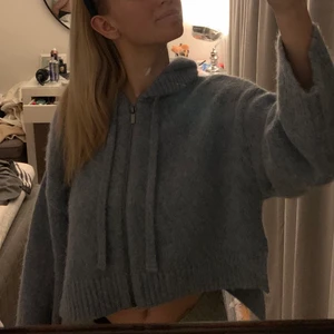 Dragkedje tröja från Zara - Säljer min helt underbara zip-tröja med luva från zara💕tröjan är helt slutsåld vad jag vet! Super bra skick och helt otroligt skönt material, endast använd en gång☺️Inköpt för 399!