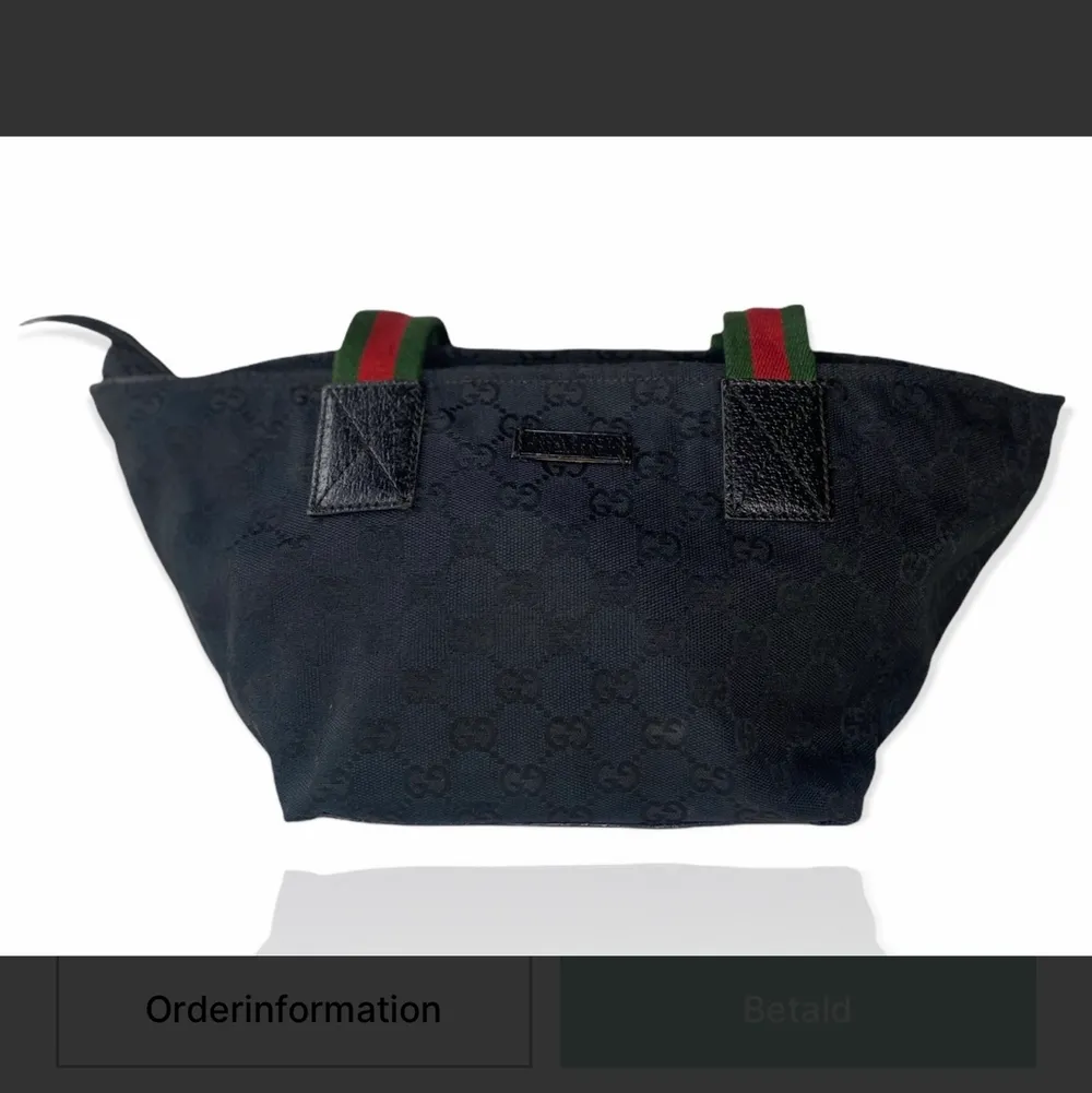 Mindre variant av Gucci tote bag, köpte den själv vintage men har inte fått användning för den än.. Väskor.
