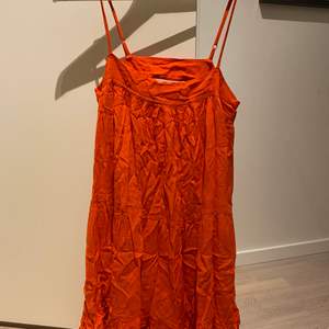 Orange, fin klänning. Köpt i Australien i en butik som heter Glassons. Använd två gånger, super fint skick. Skrynklig pga. Legat i garderoben. Storlek 8, men skulle säga att det är en 34.