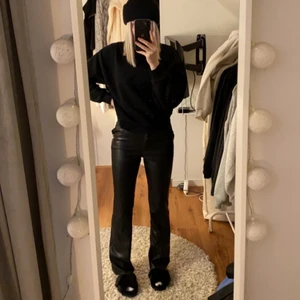 Skinnbyxor madlady  - Säljer dessa snygga skinnbyxor ifrån madlady då jag fick två par i julklapp. Så snygga till fest eller vardags!! Byxorna är i storlek XS, längd 32 och passar mig som är ca 170cm! Aldrig använda utan endast testade😍 Nypris är 499kr, säljer för 350kr + frakt