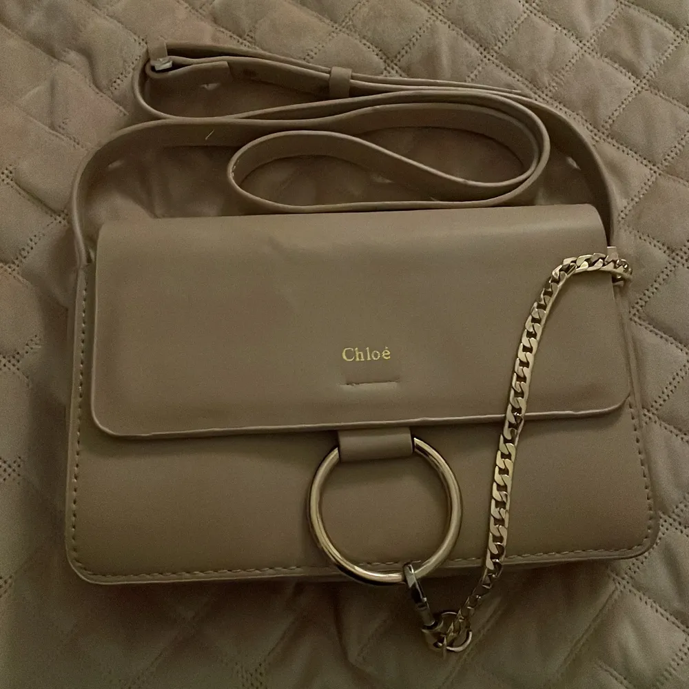 Fin Fin Chloé väska👜Den är i jätte fint skick och har inga hål eller någonting😁Den är bara andvänd 1 gång👌🏼😇🥰. Väskor.