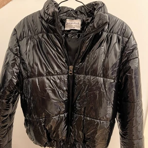 Jacka Chiquelle L - Säljer denna fina och sköna jackan från Chiquelle. Säljs pga att det inte riktigt är min stil längre. Annars jättefint skick. Finns i Karlskrona men kan även fraktas.🥰